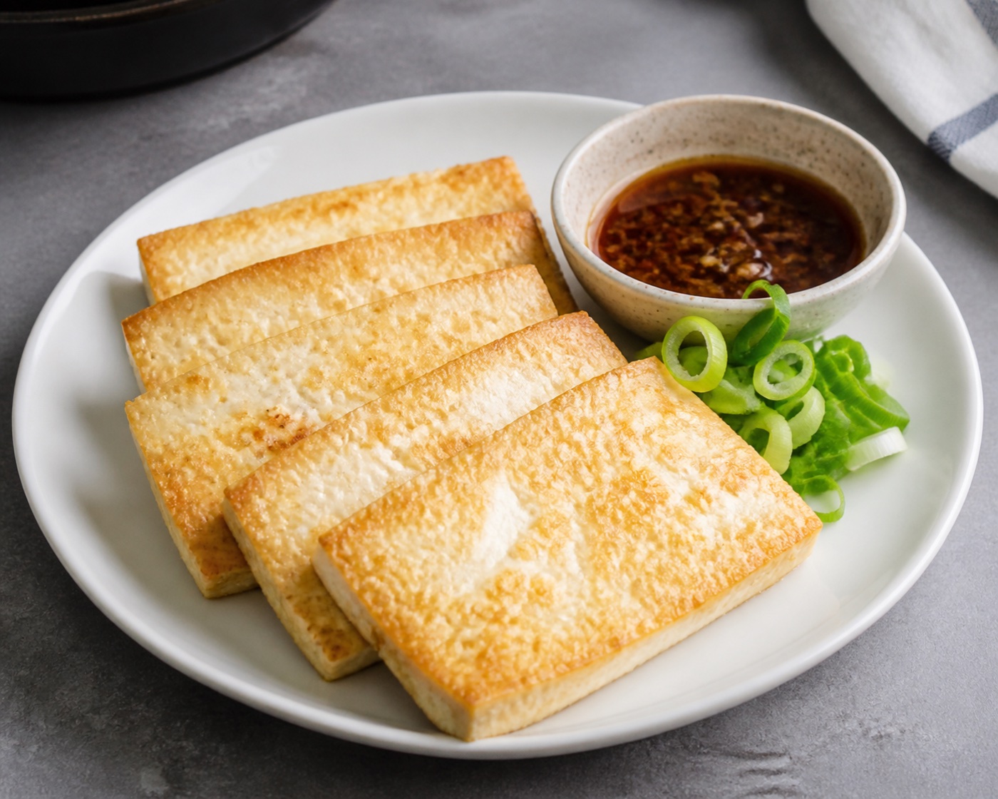 겉은 노릇한 두부부침 완성 모습