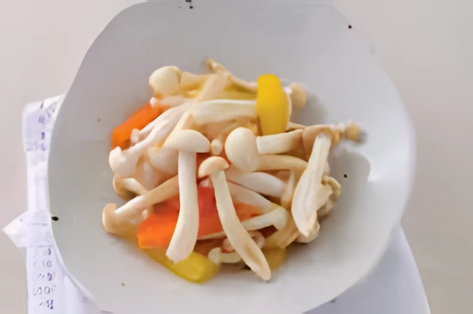 백일송이버섯 볶음 3단계 사진