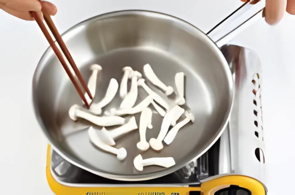 백일송이버섯 볶음 2단계 사진