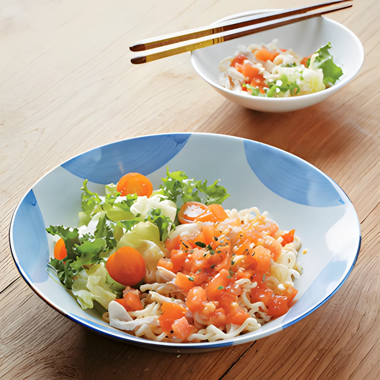 토마토샐러드라면 완성 모습