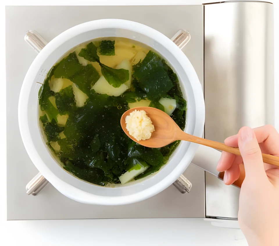 감자미역국 6단계 사진